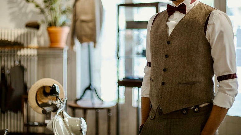 Ein Mann, der einen Massanzug im Boho Style von Atelier Treger trägt.