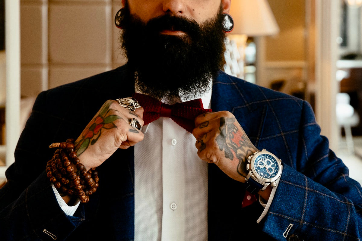 Ein Mann, der einen Massanzug mit Tweed für eine Hochzeit von Atelier Treger trägt