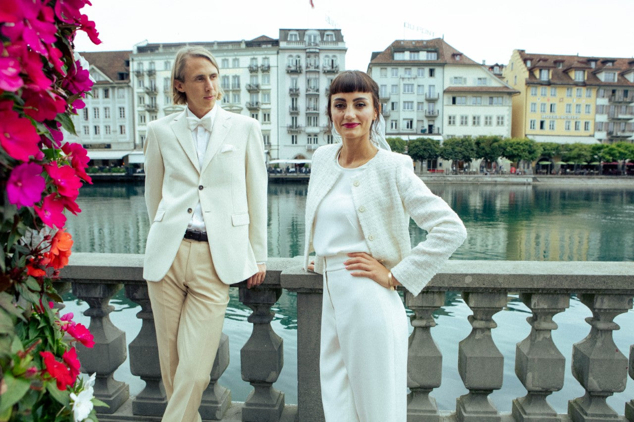 Ein Bräutigam und eine Braut im Massanzug für die Hochzeit