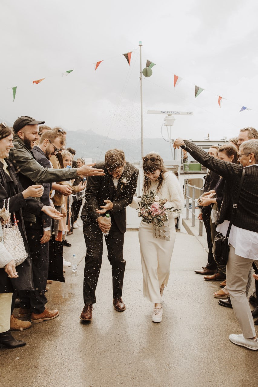 Ein paar heiratet im Hochzeitsanzug in Luzern