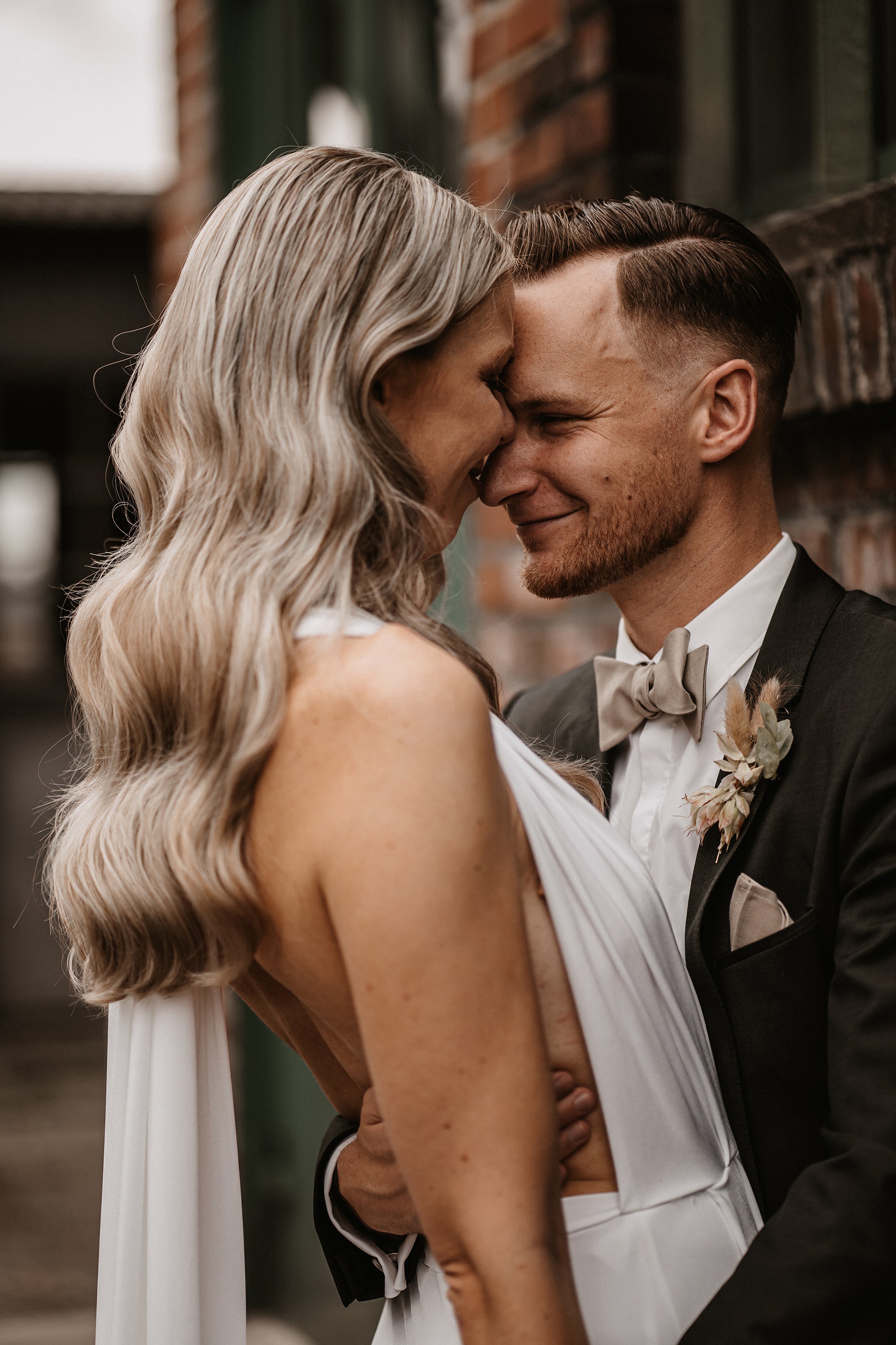 Ein Hochzeitspaar im Massanzug von Atelier Treger