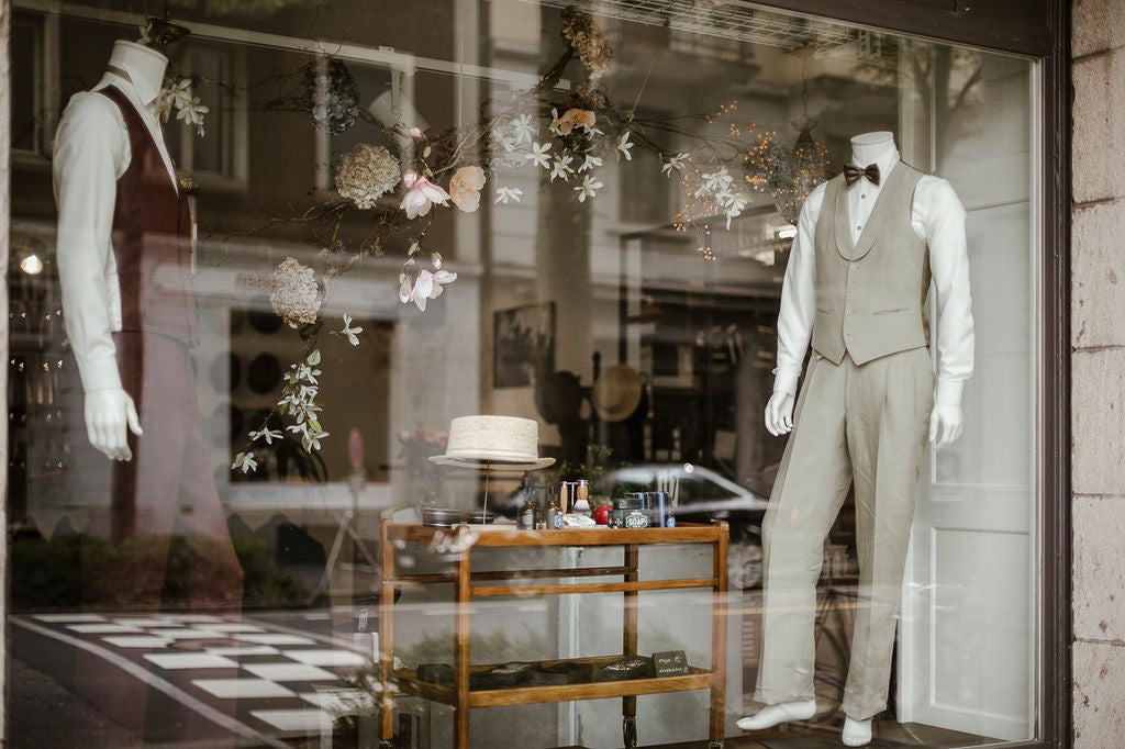 Im Schaufenster im Atelier Treger sind Massanzüge, Gilets und Masshosen ausgestellt