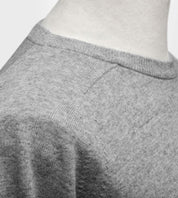 Pullover aus Lammwolle mit Sattelärmeln - Hellgrau Atelier Treger