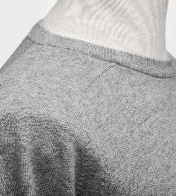 Pullover aus Lammwolle mit Sattelärmeln - Hellgrau Atelier Treger