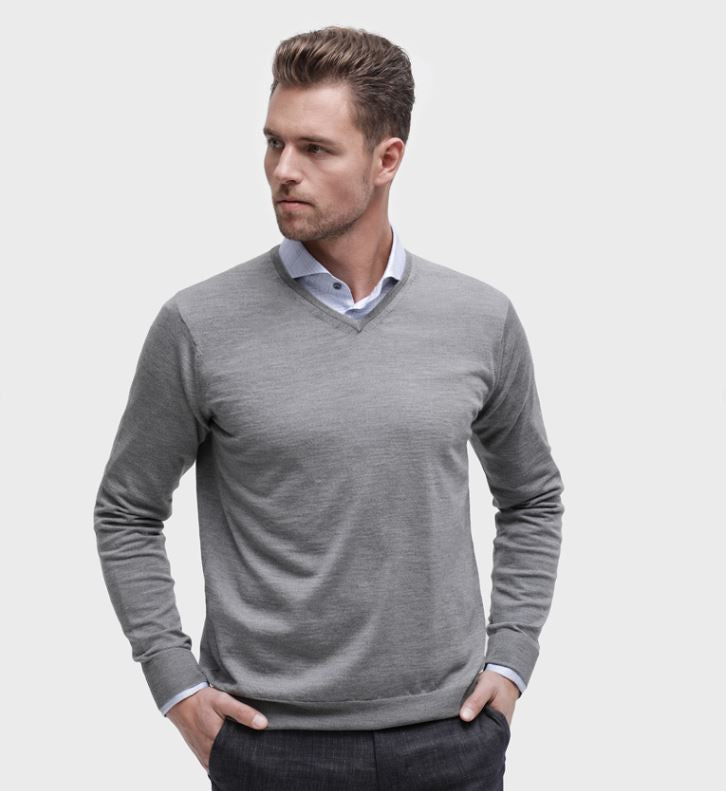 Pullover mit V-Ausschnitt - Hellgrau Atelier Treger